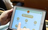 Đại biểu Quốc hội tra cứu tài liệu qua máy tính bảng